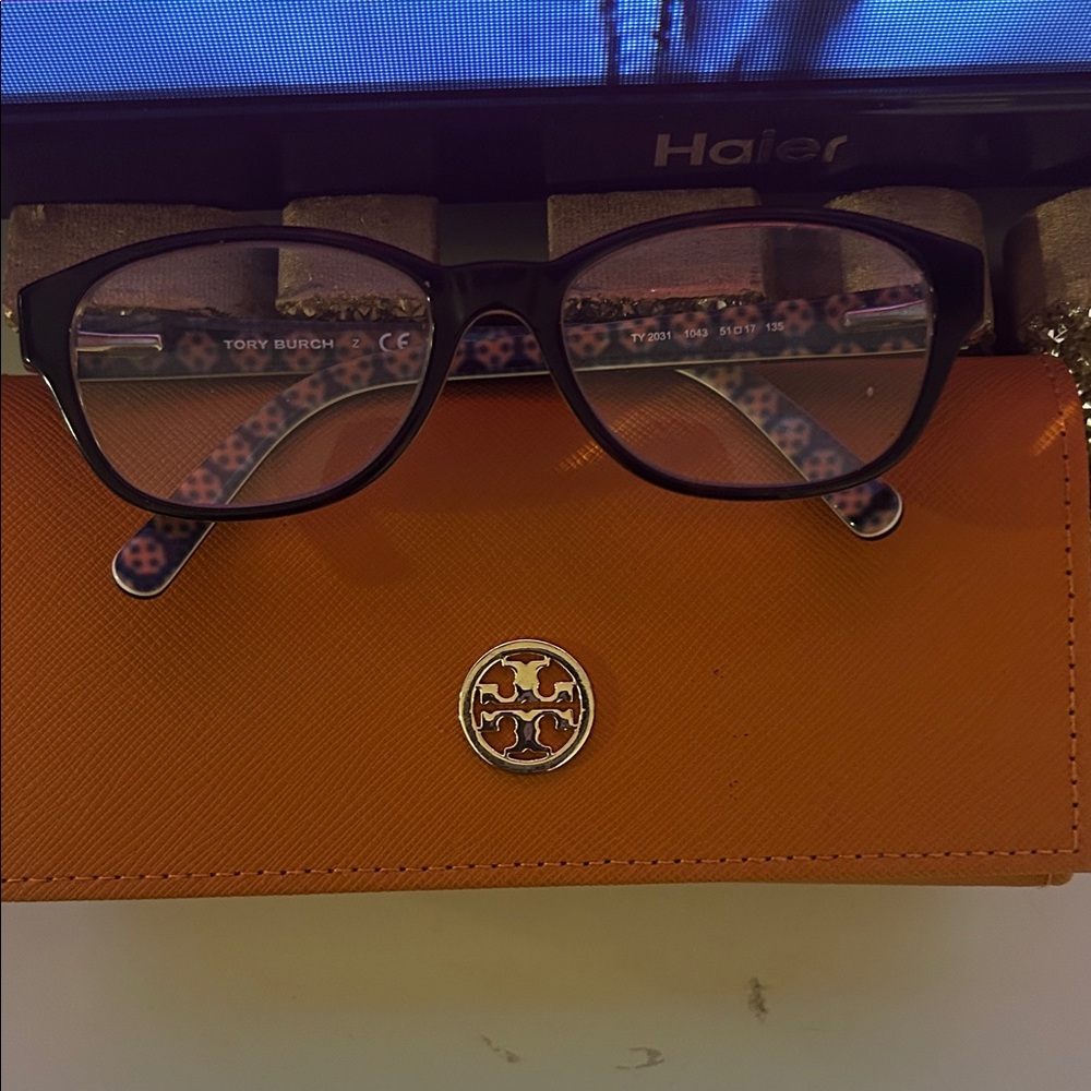Tory Burch Orange Leather Sunglasses Case with Tortoiseshell Frames - Picture 4 of 10